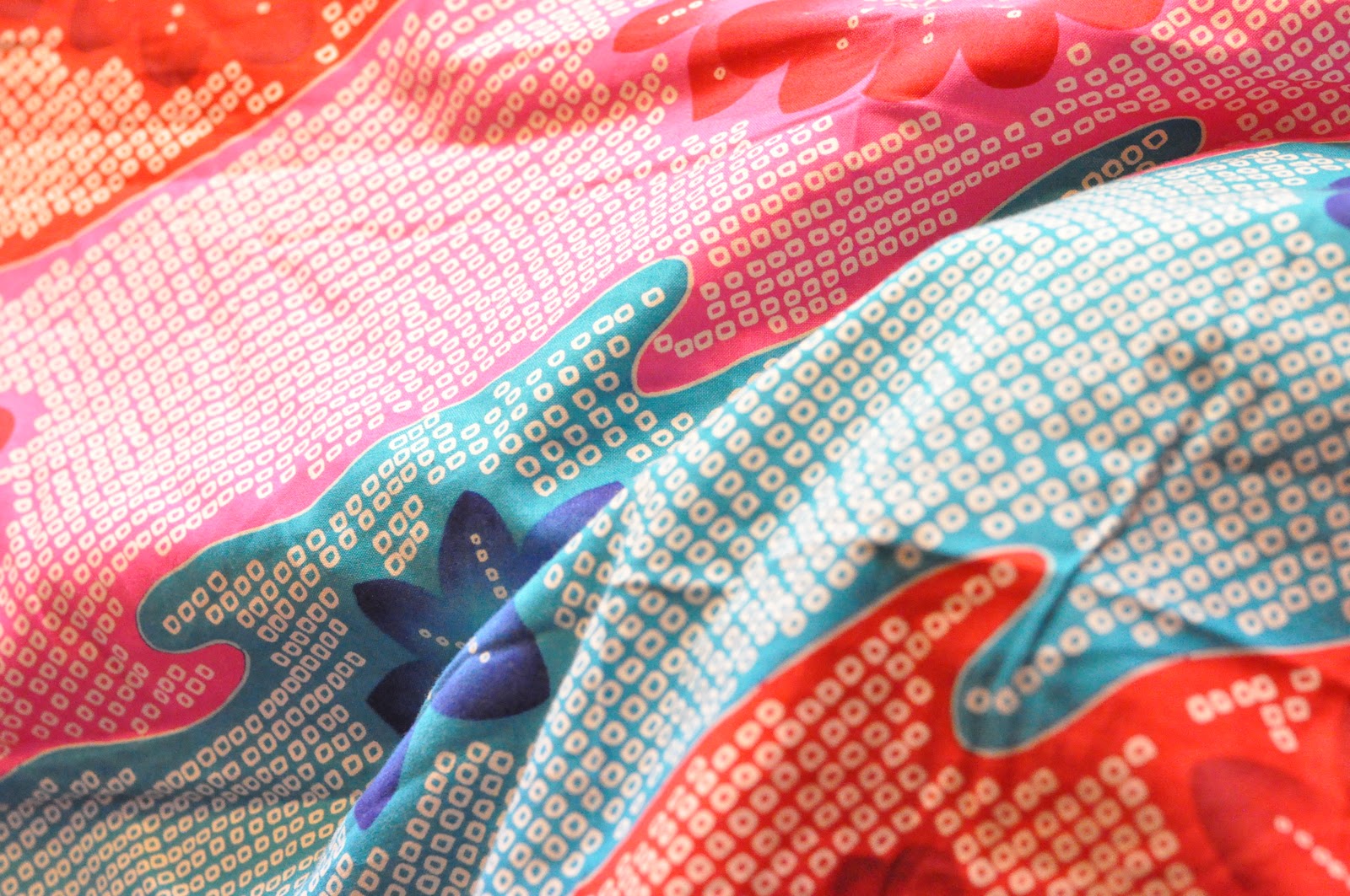 Louise: Coton japonais_Tissu à motifs roses, bleus et rouges